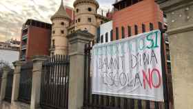 Pancarta reclamando la reubicación del centro para personas sin hogar toxicómanas en la valla de la escuela Mas Casanovas de Barcelona / CG