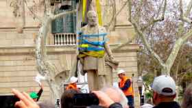 Imagen de la retirada de la estatua de Antonio López, Marqués de Comillas / CG