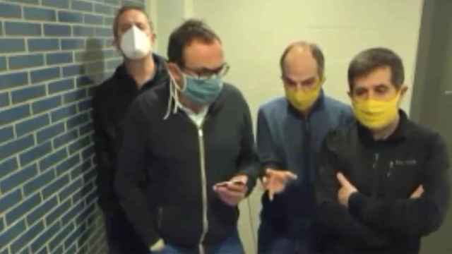 Los presos independentistas Joaquim Forn, Josep Rull, Jordi Turull y Jordi Sànchez (de izquierda a derecha), en una videollamada desde Lledoners / EFE