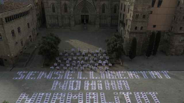 La campaña de Òmnium Cultural, en la Plaza Catedral de Barcelona / EP