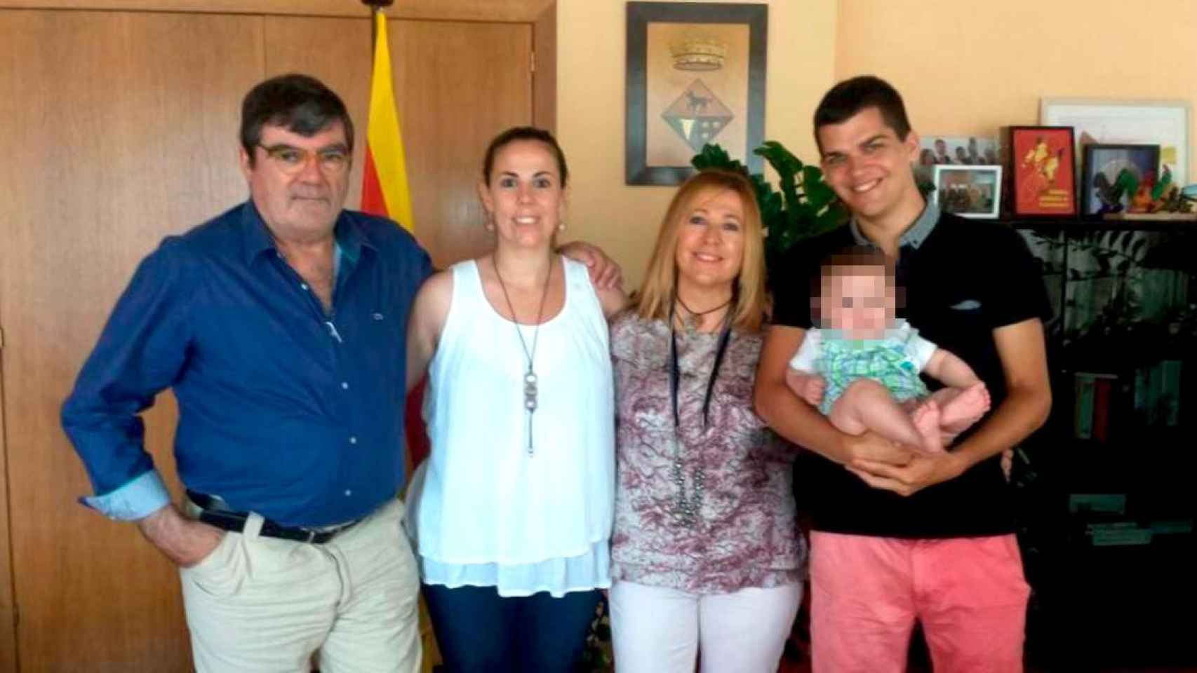 Jordi Piqué Ferran (izquierda) y Montserrat Candini, alcaldesa de Calella por el PdeCAT (tercera por la izquierda), en una fotografía familiar que divulgan en sus redes sociales / FACEBOOK
