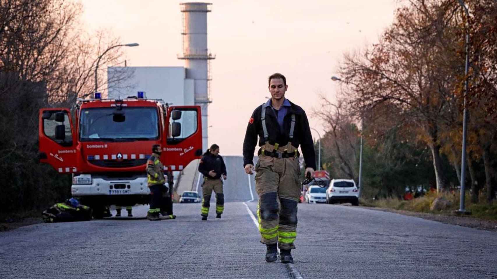 Bomberos de la Generalitat durante la extinción del incendio de la petroquímica de Tarragona en enero / EFE