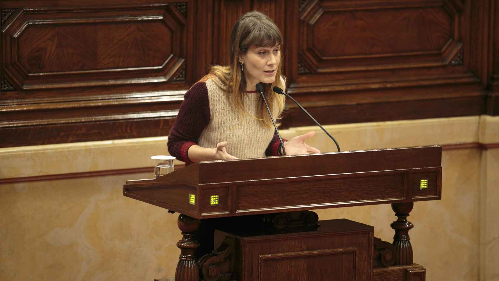 La presidenta del grupo parlamentario de los 'comuns' de Catalunya en Comú-Podem, Jessica Albiach, en la tribuna del Parlament / PARLAMENT