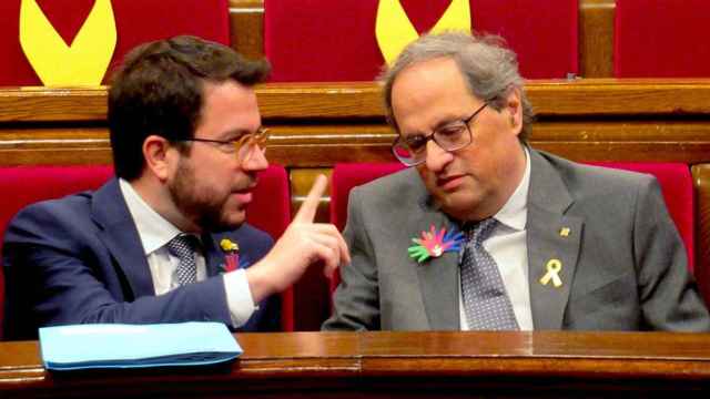 El vicepresidente del Gobierno, Pere Aragonès (ERC), junto al presidente, Quim Torra (d), líderes de un independentismo acorralado por la Justicia / EUROPA PRESS