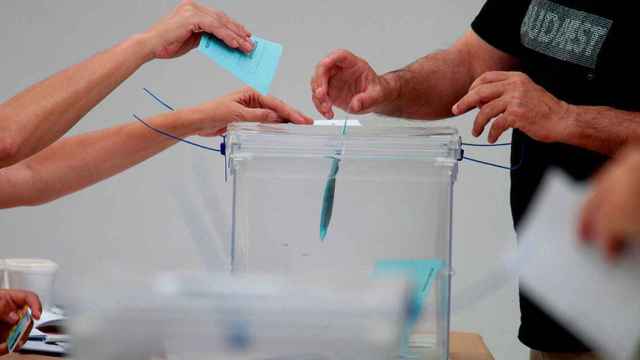 Un hombre vota en una urna en las elecciones del 26M / EFE