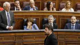 El portavoz de ERC, Gabriel Rufián, abandona el hemiciclo tras haber sido expulsado del pleno del Congreso Hay otras dos Españas  / EFE