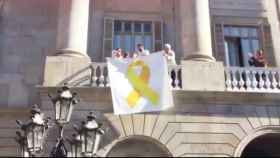 Los ediles de Ciudadanos, retirando los lazos amarillos del Ayuntamiento de Barcelona / Cs