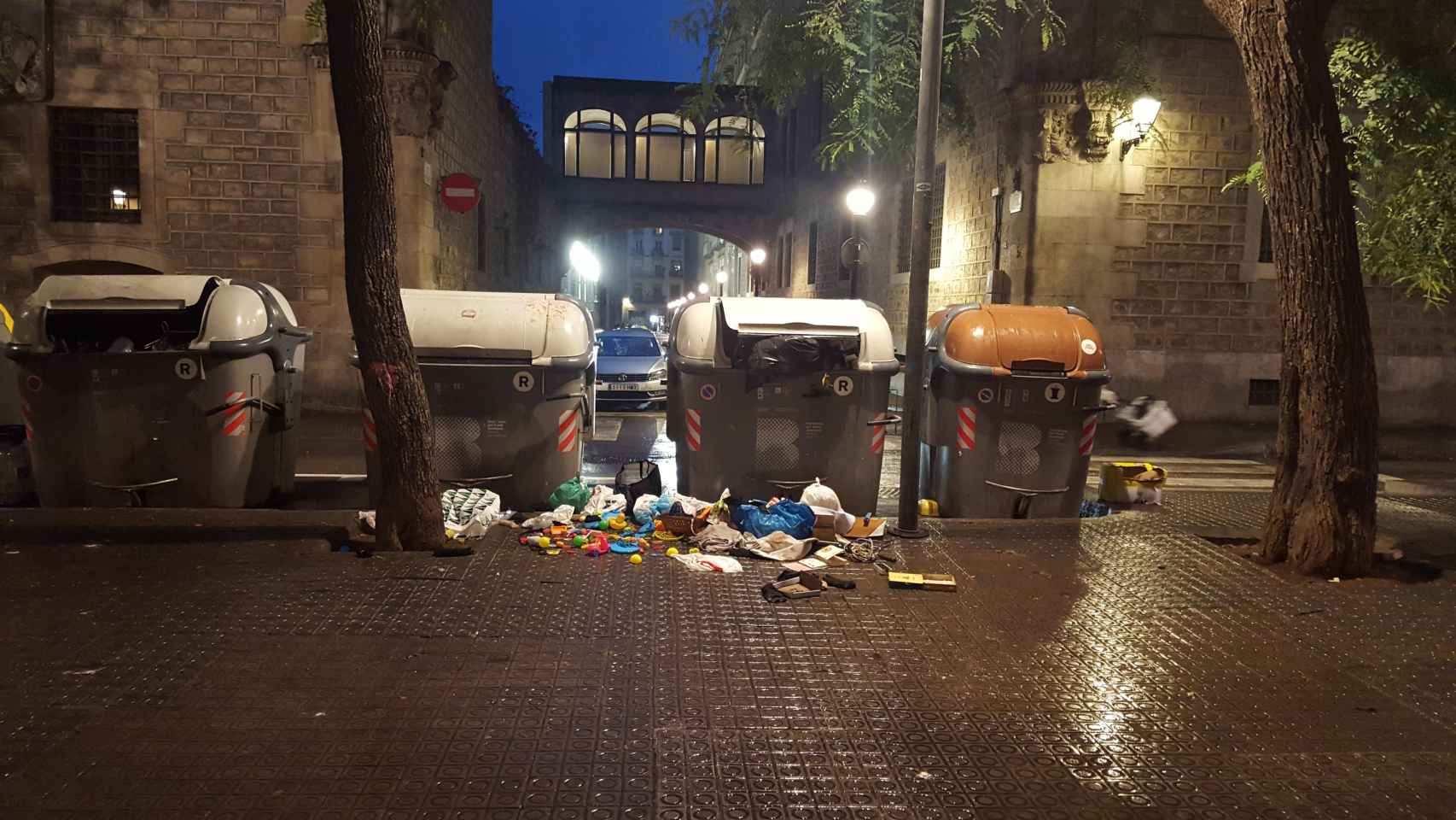 Una imagen de la suciedad diaria que se puede observar en el distrito de Ciutat Vella