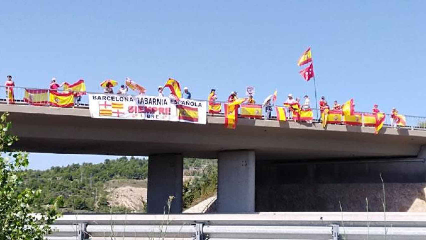 Imagen de uno de los puentes de la AP7 con los manifestantes constitucionalistas / CG
