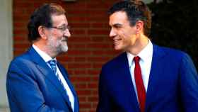 Mariano Rajoy y Pedro Sánchez en el palacio de La Moncloa el pasado mes de noviembre / EFE