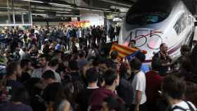 Centenares de personas cortan las vías en la estación de Sants durante la huelga del 8 de noviembre / EFE