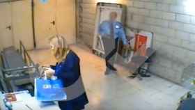 Captura del vídeo de Cristina Cifuentes durante el registro de su bolso tras el supuesto hurto en Eroski