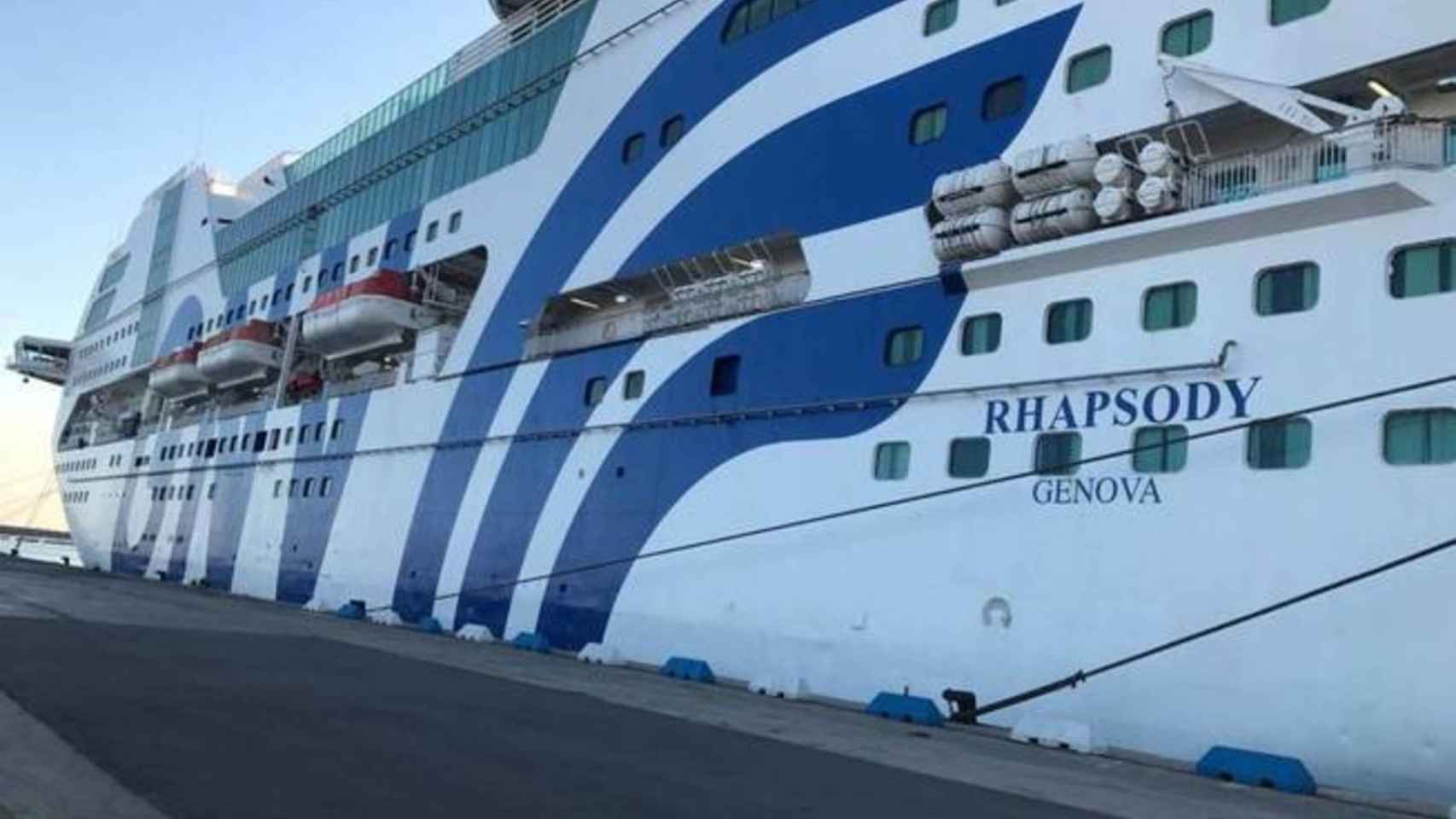 El ferry Rhapsody donde se alojan los refuerzos de policías en el puerto de Barcelona