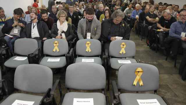 Las sillas vacías y con un lazo amarillo en el consejo nacional de ERC en recuerdo a los exconsejeros encarcelados del partido / EFE