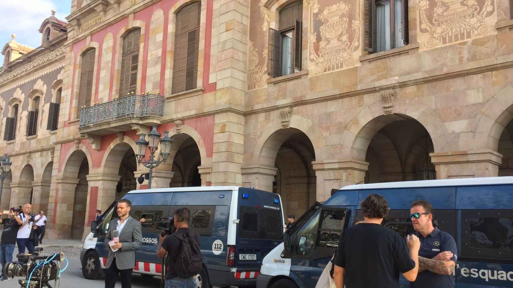 El Parlamento de Cataluña, rodeado de vehículos de los Mossos y de periodistas / CG