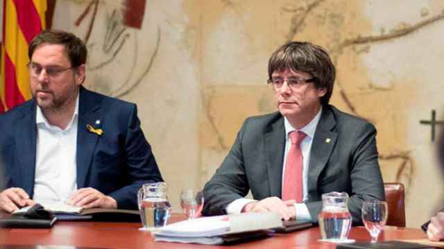 El presidente de la Generalitat, Carles Puigdemont (d), y el vicepresidente, Oriol Junqueras (i), durante la reunión semanal del gobierno catalán / EFE