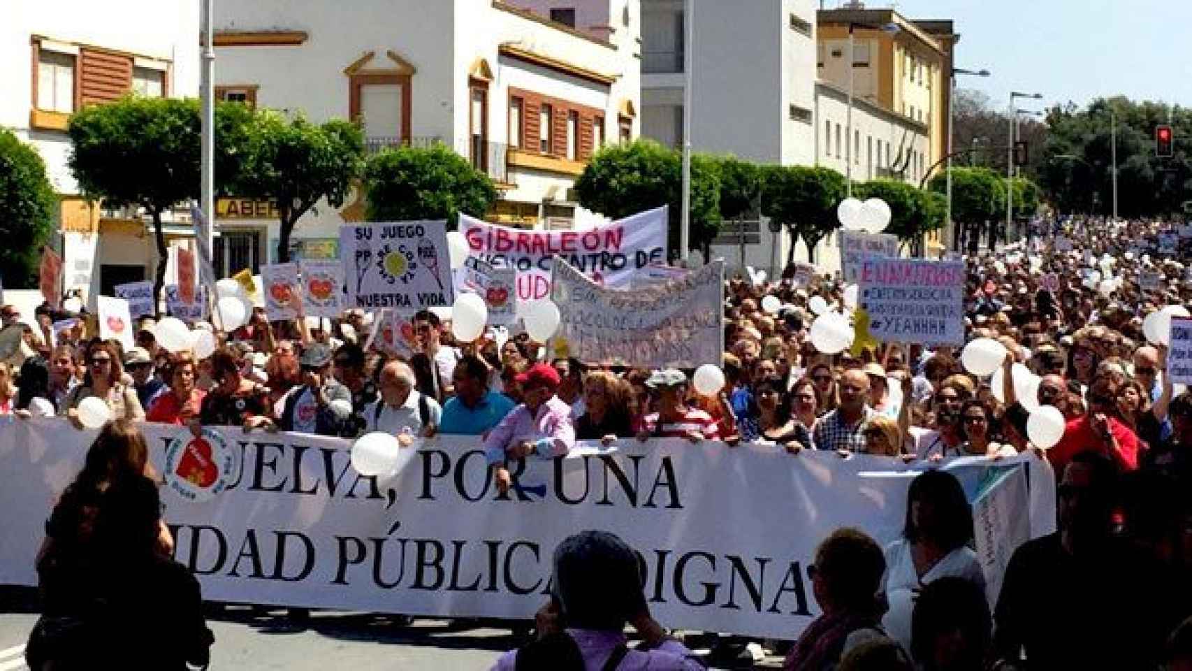 La protesta contra los recortes sanitarios en Andalucía ha reunido a 20.000 personas en Huelva / CG