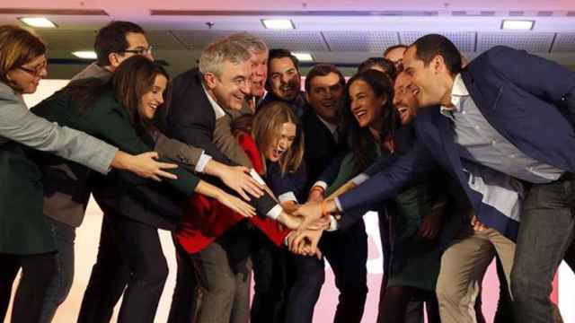 Albert Rivera, en el centro, celebra con la cúpula de Ciudadanos los resultados del 20D en Madrid