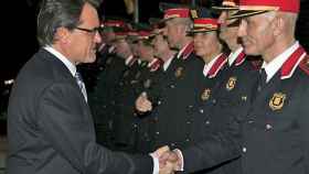 El presidente de la Generalitat, Artur Mas, saludando a mandos de los Mossos d'Esquadra