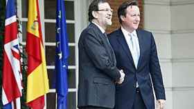El presidente del Gobierno, Mariano Rajoy, y el primer ministro del Reino Unido, David Cameron, durante un encuentro en La Moncloa en abril de 2013