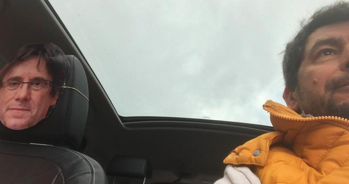 Joan Canadell se paseaba en su coche con una máscara del expresident huido Carles Puigdemont / CG