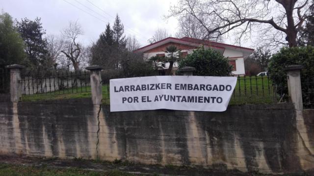 Vecinos de Mungia protestan por el plan de Larrabizker. / AU