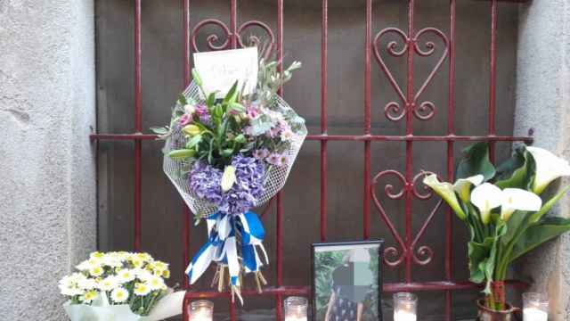 Homenaje de los vecinos de Sant Hipòlit en el domicilio de la víctima / CEDIDA
