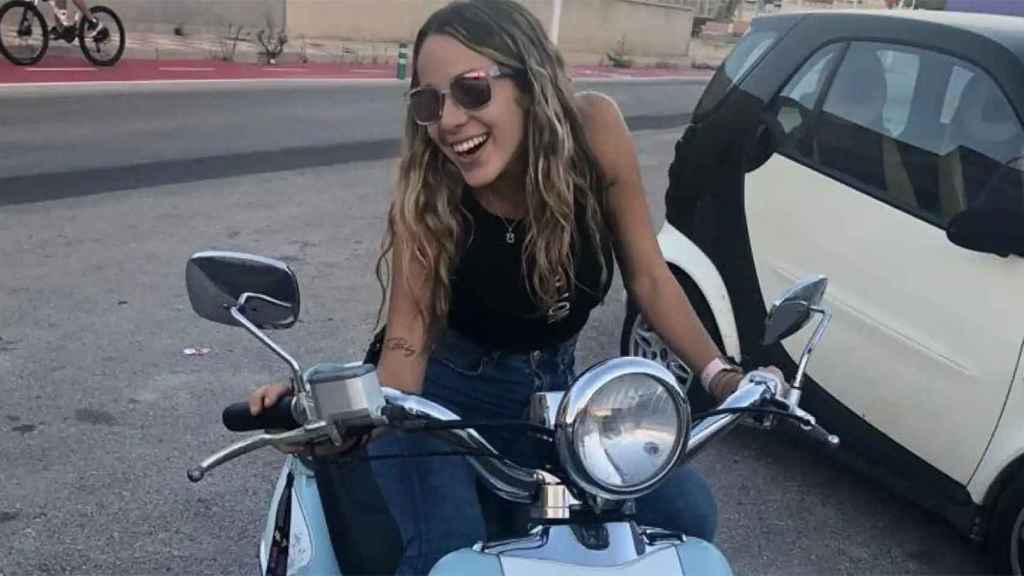 Marta sobre una moto / E.E. - CEDIDA
