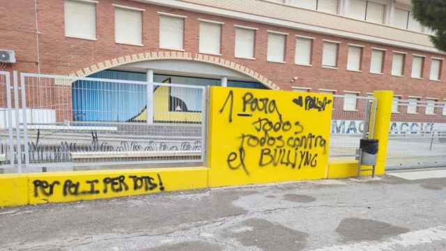 El muro del instituto Els Alfacs pintado en apoyo a Pol / CEDIDA