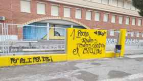 El muro del instituto Els Alfacs pintado en apoyo a Pol / CEDIDA