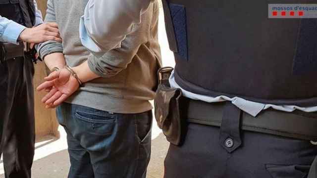 Los Mossos d'Esquadra efectúan una detención como la de los dos atracadores de tiendas de telefonía en Barcelona / MOSSOS