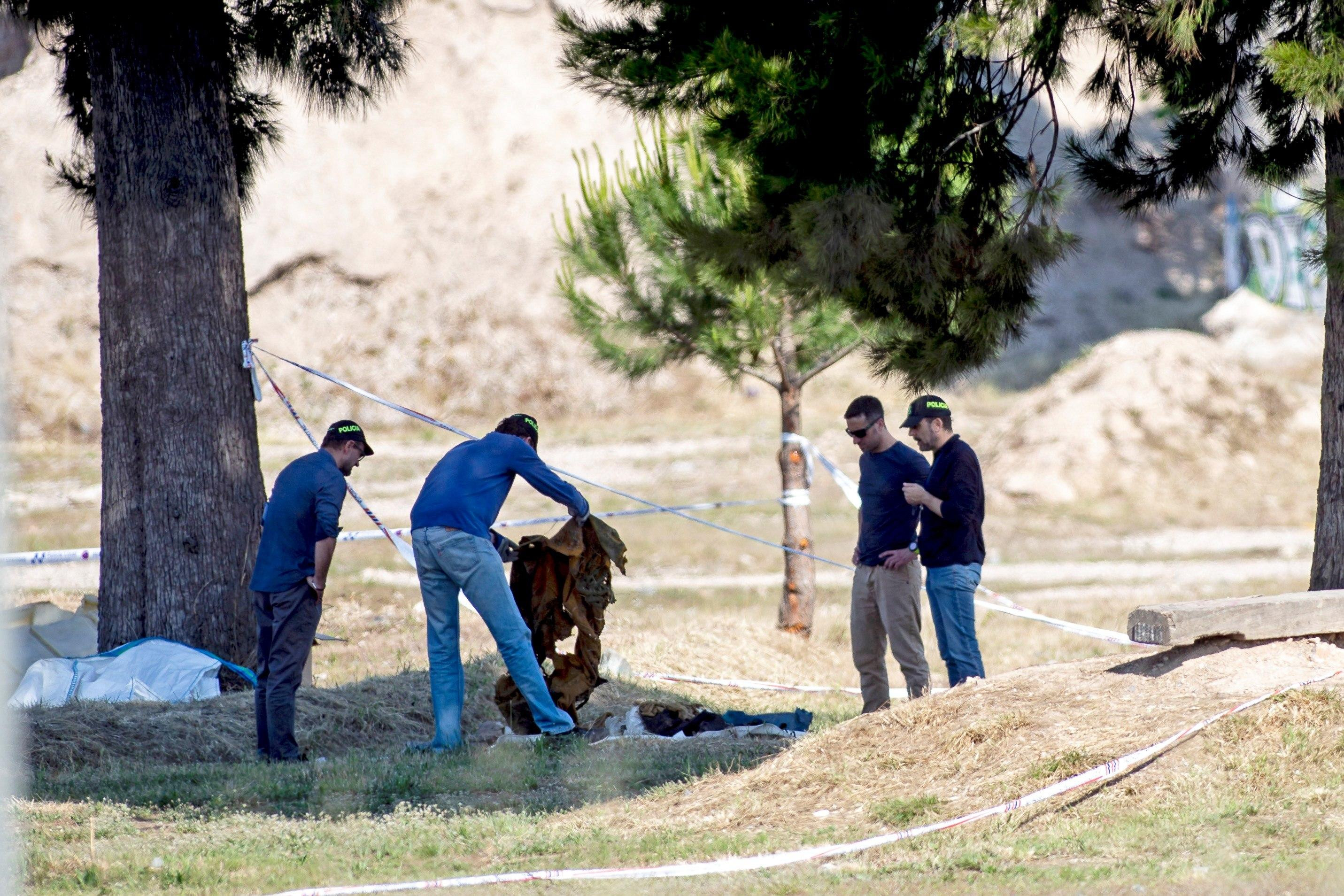 Los investigadores revisan los restos encontrados en el lugar donde se encontró el cuerpo de Janet Jumillas / EFE
