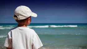 Un niño en la playa mirando al mar, en una imagen de archivo. Uno de cada cinco menores corre riesgo de sufrir abusos / EP