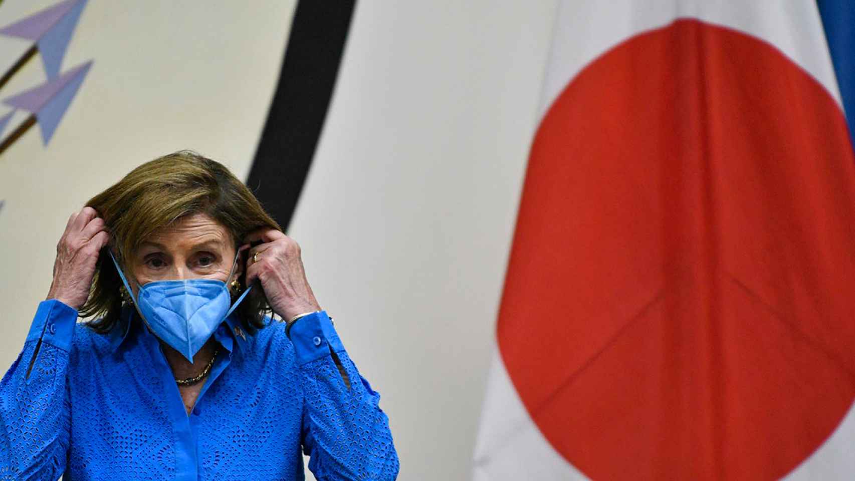 La presidenta de la Cámara de Representantes de Estados Unidos, Nancy Pelosi, se pone la mascarilla durante una rueda de prensa en la Embajada de EE.UU. en Tokio (Japón), este viernes / EFE - Franck Robichon