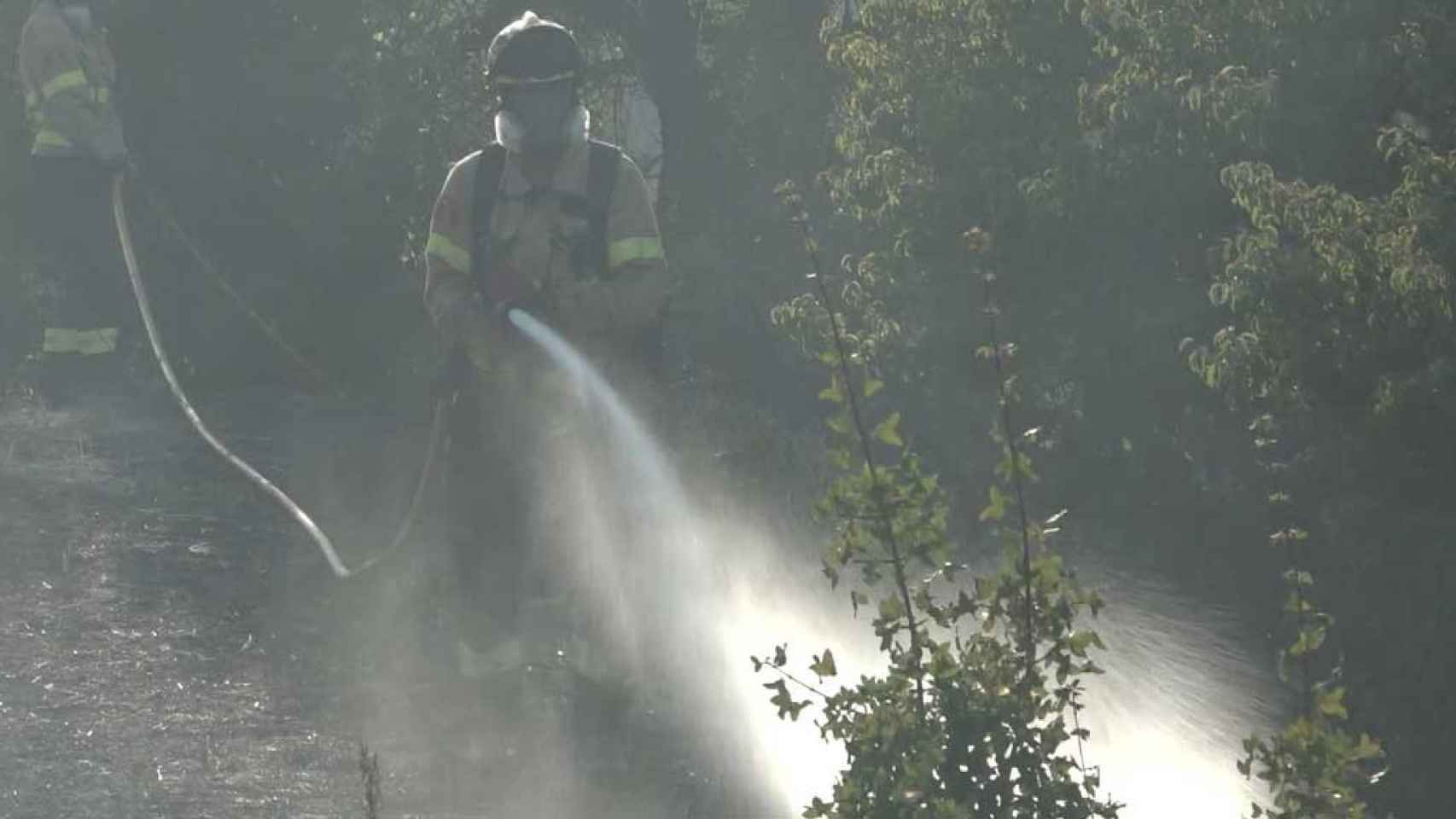 Los bomberos extinguen el incendio de Artesa de Segre, que podría haber sido provocado por una colilla / BOMBERS