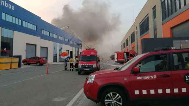 Bomberos trabajando en la extinción del incendio de La Garriga / BOMBEROS DE LA GENERALITAT