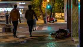 Una persona sin hogar duerme en una calle de Barcelona / FUNDACION ARRELS