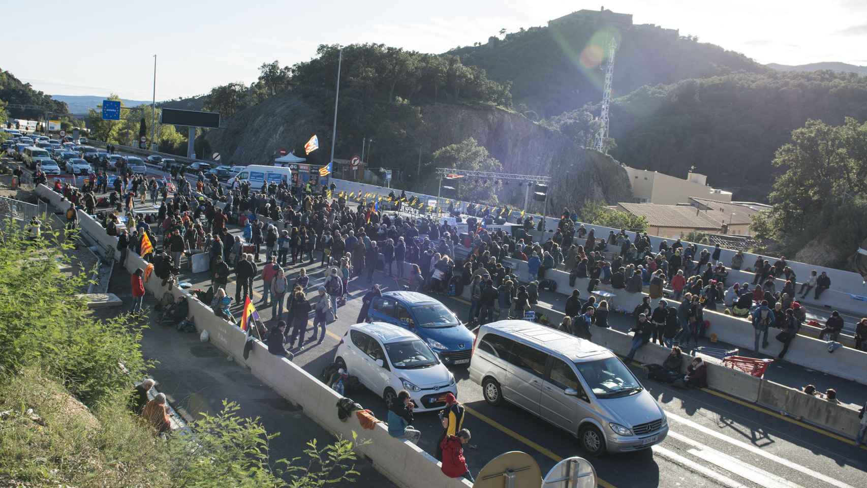 Una multitud de manifestantes corta la carretera de la AP-7 en La Jonquera (Girona) / EP