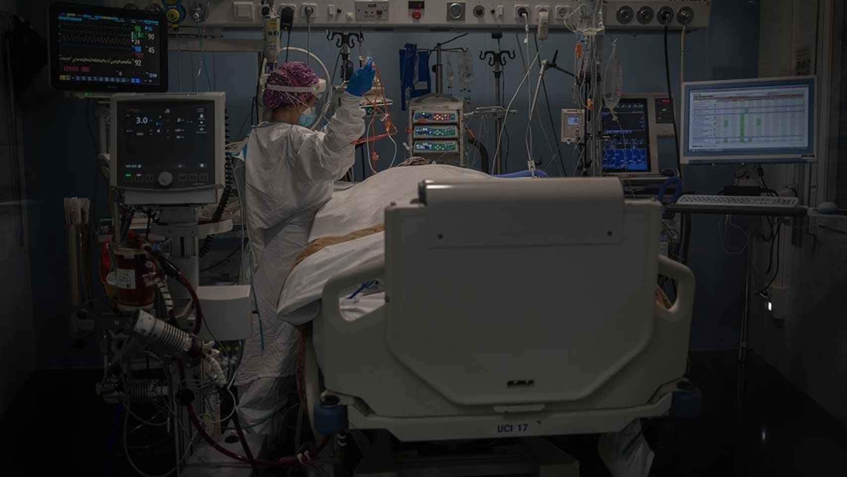Una sanitaria atiende a un paciente ingresado por Covid en la uci de un hospital de Cataluña / David Zorrakino (EP)