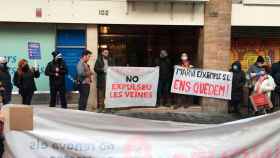 Unas 50 personas del Sindicat de Llogaters protestan delante de Finques Teixidor / CEDIDA