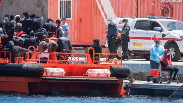 Los 65 migrantes rescatados desembarcan en Fuerteventura (Islas Canarias) / Carlos de Saá (EFE)