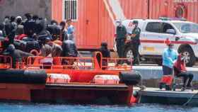 Los 65 migrantes rescatados desembarcan en Fuerteventura (Islas Canarias) / Carlos de Saá (EFE)
