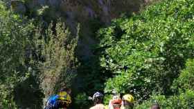 Imagen de los Bomberos y el SEM con un escalador que ha caído en Sitges / BOMBERS DE LA GENERALITAT