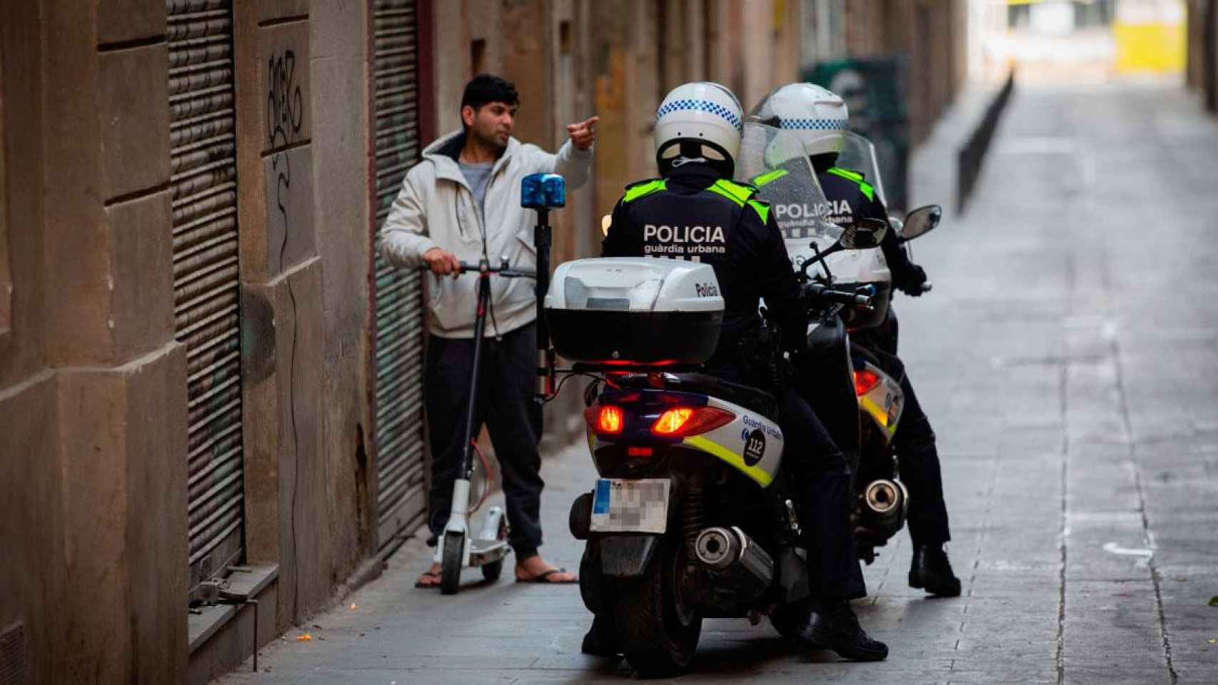 Dos agentes de la Guardia Urbana, patrullando en moto por Ciutat Vella / EP