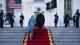 El presidente de Estados Unidos, Joe Biden, junto a su mujer, Jill Biden, entra a la Casa Blanca / EUROPA PRESS