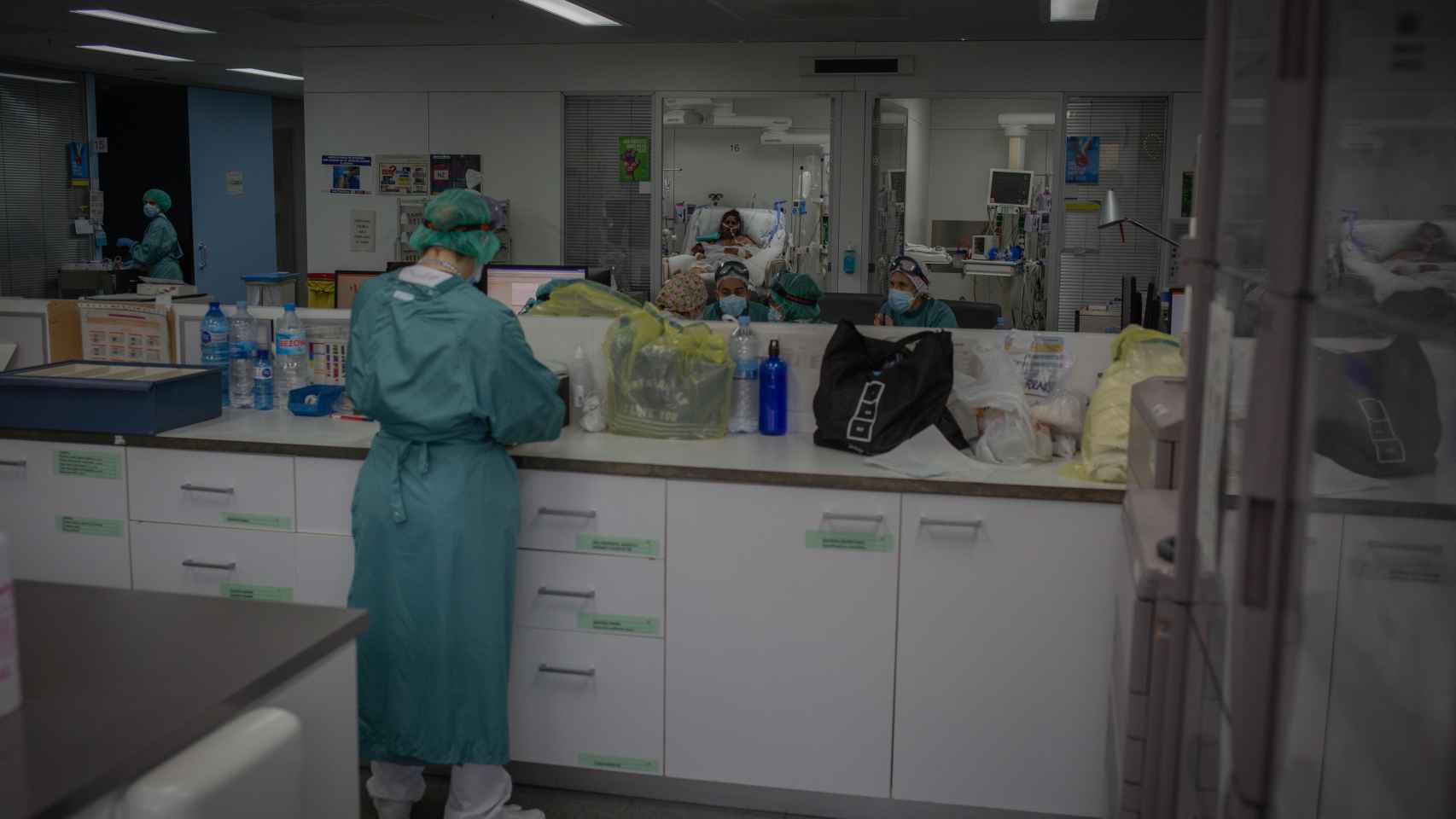 Personal sanitario atiende a pacientes con coronavirus en Barcelona / EUROPA PRESS