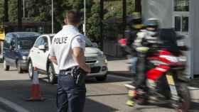 Un agente de la policía francesa durante un control fronterizo en Francia / EP