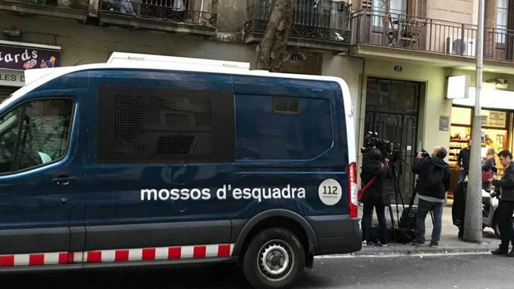 Vehículo de los Mossos d'Esquadra en el Eixample de Barcelona en la detención de una mujer / MOSSOS