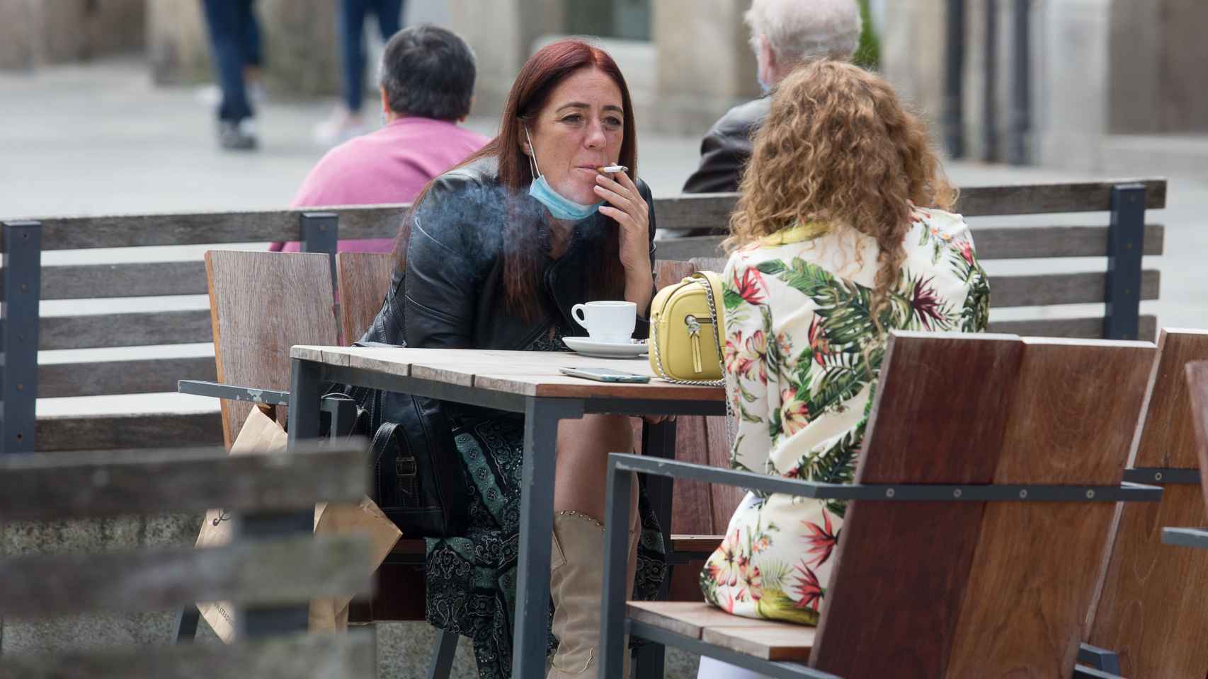 Una mujer fumando en una terraza de Lugo / EUROPA PRESS