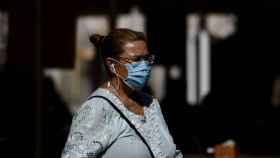 Una mujer anda con una mascarilla durante los rebrotes del coronavirus / EP